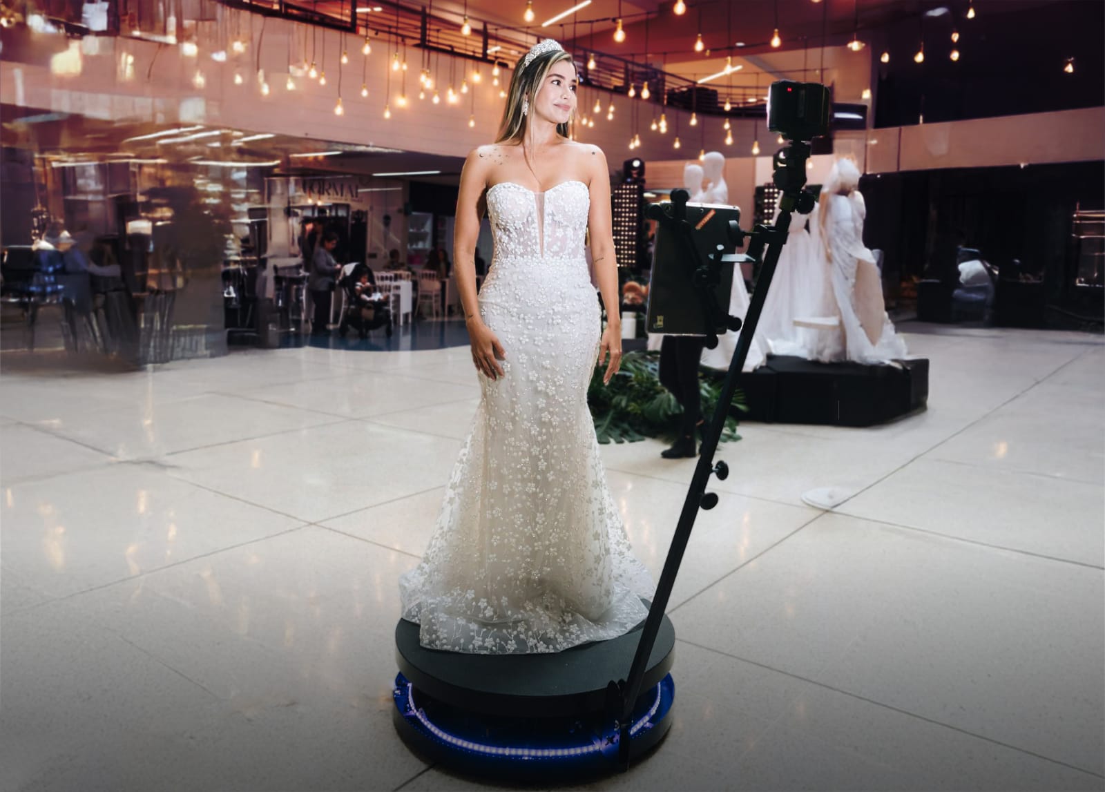 Novia sobre la plataforma de video 360 de Kuva mientras la cámara gira a su alrededor