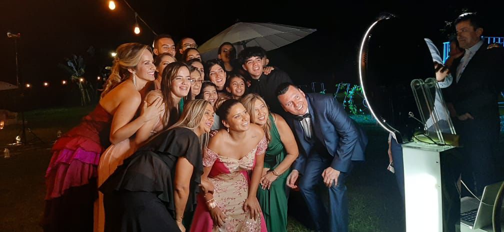 Invitados recogiendo su tira de fotos impresa en el evento