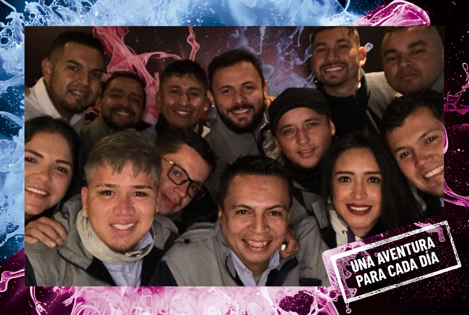 Grupo de amigos riéndose durante una sesión en la cabina de Kuva