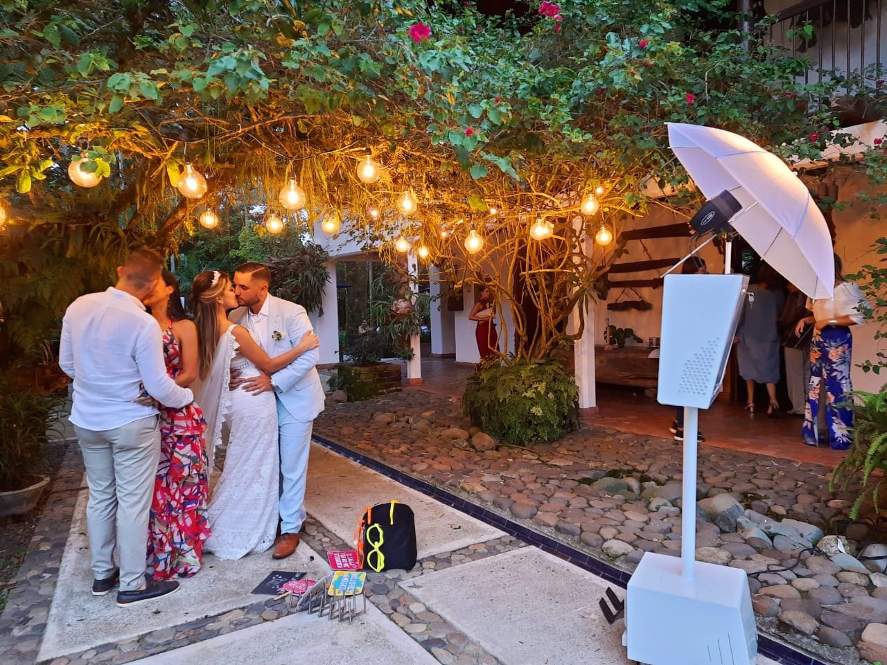 Grupo de invitados grabando un video en la plataforma 360