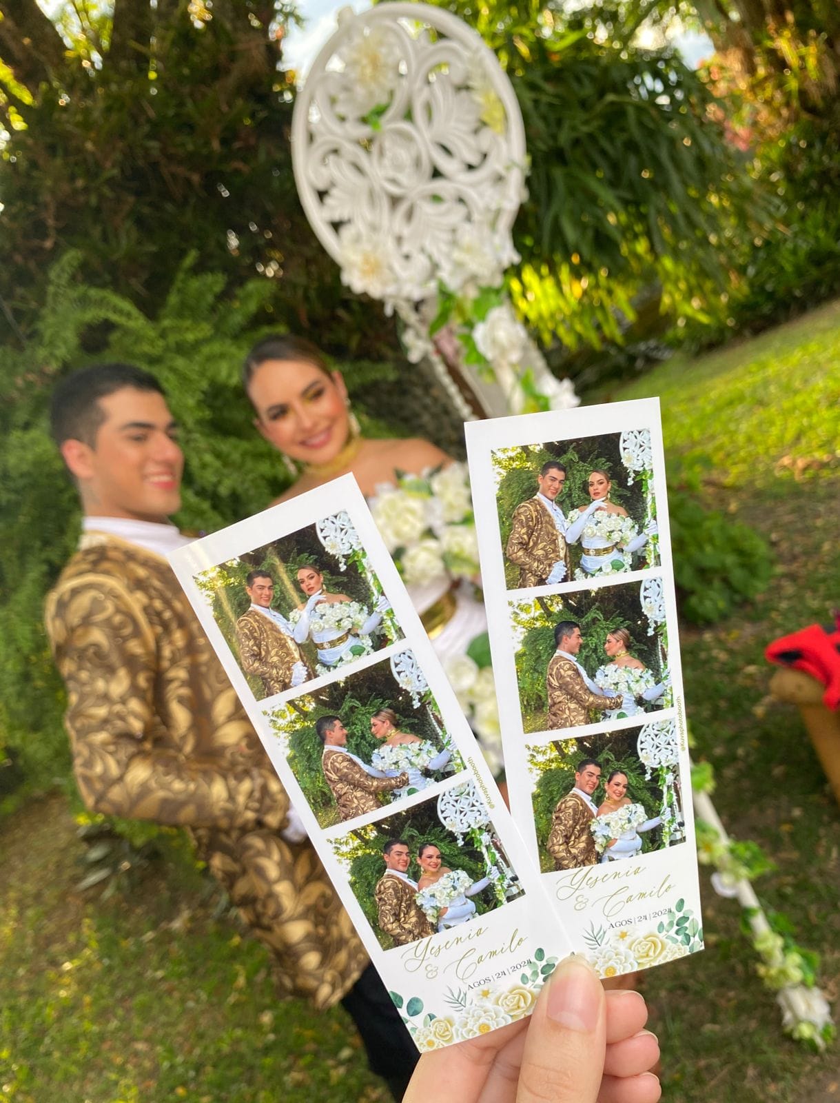 Invitados con props divertidos frente a la cámara de Kuva