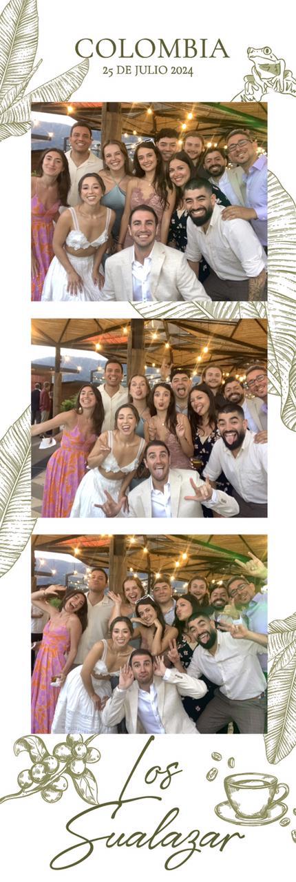 Amigos posando en el espejo mágico durante una fiesta