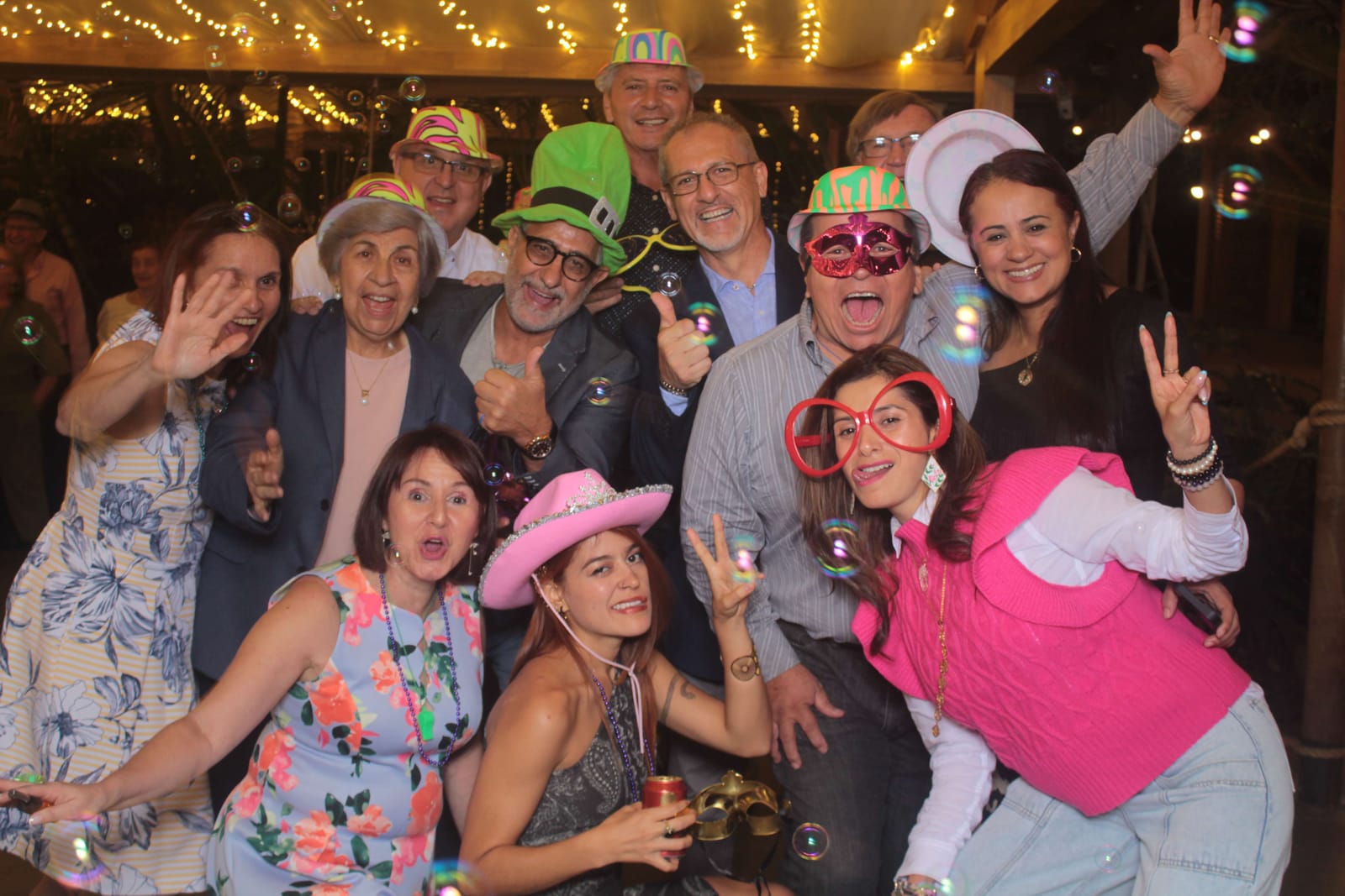 Grupo de invitados recogiendo su tira de fotos impresa en un evento con Kuva